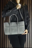 Erkan Saçmacı Gri Hakiki Dana Süet Fermuarlı Üç Bölmeli İç Cepli Askılı Orta Boy Günlük Omuz Çantası thumbnail 4