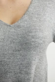 Yumuşak Dokulu V Yaka Triko Kazak - Füme thumbnail 4