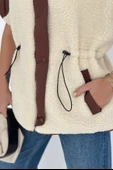 Kısa Kollu Kontrast Detaylı Astarlı Peluş Yelek – Sıcak & Stil Sahibi thumbnail 3