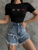 Üçlü kalp nakışlı bluz thumbnail 3