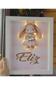 s'he design BEBEK İSMİNE ÖZEL HAZIRLANAN LEDLİ TAVŞAN OBJELİ AHŞAP PANO KAPI SÜSÜ 25X35 thumbnail 1