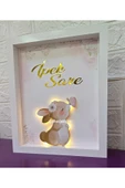 s'he design BEBEK İSMİNE ÖZEL HAZIRLANAN LEDLİ TAVŞAN OBJELİ AHŞAP PANO KAPI SÜSÜ 25X35 thumbnail 3