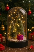 Yeni Yıl Ruhunu Yansıtan Led Işıklı 2 Li Yılbaşı Kar Efektli Çam Ağacı Hediye Paketi Temalı Fanus thumbnail 5