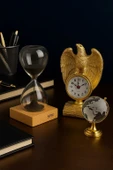 Koleksiyonluk İhtişamlı Altın Renkli Kartal Heykeli Masa Saati Cam Dünya Küre ve Kum Saati Hediye thumbnail 2