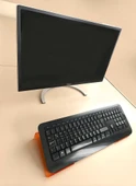 Klavye Standı Sehpası Klavye Yükseltici Pleksiglass 3 mm Şeffaf Turuncu Özel Renk.. thumbnail 5
