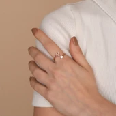 Zirkon Taşlı Pırlanta Montür Rose Altın Kaplama V Harfli Gümüş Yüzük thumbnail 3