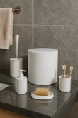 5 Parça Modern Çizgili Banyo Seti – Sabunluk, Sıvı Sabunluk, Diş Fırçalık, Tuvalet Fırçası ve Çöp Kovası (Beyaz) DC-6762 thumbnail 2