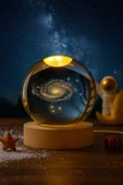 Gizemli Büyüleyici Samanyolu Galaksi Küre Gün Işığı LED Lamba 3D USB'li Ahşap Standlı Oda Gece Lambası thumbnail 1