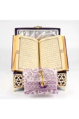 Desenli Kutu Çeyizlik, Seccade + Tesbih + Kuran Hediye Seti (Çanta Boy, Kadife, Mor, Elif-Vav) thumbnail 4