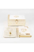 Desenli Kutu Çeyizlik, Seccade + Tesbih + Kuran Hediye Seti (Çanta Boy, Kadife, Beyaz, Elif-Vav) thumbnail 3