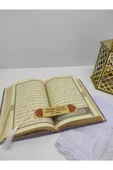 İsimli Kuran­ı Kerim Kadife Hayrat Neşriyat Ortaboy (16x24)(lila) Tesbih, Namaz Örtüsü Seti thumbnail 3
