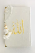 Gelin Kur'an-ı Kerim'i Orta Boy Beyaz Kadife Nakışlı Kuranı Kerim 17*24,5 Ve Beyaz Tesbih Çeyiz Seti thumbnail 1