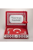 Hediyelik Kur'an-ı Kerim Ay Yıldızlı Raşel Kutu Kırmızı Orta B. Tes. Gümüş Plek. thumbnail 2