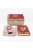 Desenli Kutu Çeyizlik, Seccade + Tesbih + Kuran Hediye Seti (Çanta Boy, Kadife, Bordo, Elif-Vav) thumbnail 3