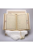 Hediyelik Kur'an-ı Kerim Raşel Kutu Krem Orta B. Tes.tülbentli Gold Plek. thumbnail 3