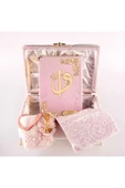 Çizgili Kutu Çeyizlik, Şal + Seccade + Tesbih + Kuran Hediye Seti (Çanta B. Kadife, P.Pembe) thumbnail 2