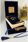 İsimli Kadife Kutulu Kuranı Kerim Karşılıklı Mealli Orta Boy (16X24) (LACİVERT) Ayraç, Tesbih Seti thumbnail 2