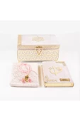 Desenli Kutu Çeyizlik, Seccade + Tesbih + Kuran Hediye Seti (Hafız Boy, P.Pembe, Elif-Vav) thumbnail 3