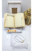 Isimli Raşel Kumaş Kuran-ı Kerim Ortaboy Kutulu (16X24)(BEYAZ)namaz Örtü,inci Tesbih, Ayraç Seti thumbnail 3