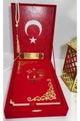 İsimli Kadife Kutulu Kuranı Kerim Karşılıklı Mealli Orta Boy (16X24) (KIRMIZI) Ayraç, Tesbih Seti thumbnail 1