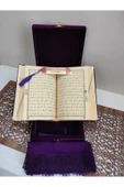 Kur'anı Kerim Hayrat Neşriyat Orta Boy Kutulu(16X24)kadife(MOR , MÜHÜRLÜ) Namaz Örtüsü, Tesbih Seti thumbnail 2