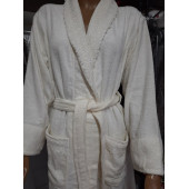 İHRACAT FAZLASI YAKASI VE CEP KAPAKLARI DANTELLİ % 100 BAMBU BAYAN BORNOZU - S/M (36-38) BEDEN- KREM RENK - 4