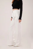 Bol Paça Piliseli Beyaz Pantolon thumbnail 3