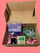 Lila Rüya Hediye Kutusu - Mavi Taşlı Kolye, İnci Detay ve Yeşil Çay İçerikli Zarif Kadın Hediye Seti - 1