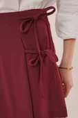 Önü Piliseli Yandan Bağlama Detaylı Bordo Mini Şort Etek thumbnail 2