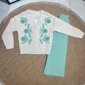 Çiçek Desenli Triko Kız Çocuk Takımı – V Yaka Hırka & Düz Triko Pantolon - 4