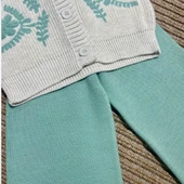 Çiçek Desenli Triko Kız Çocuk Takımı – V Yaka Hırka & Düz Triko Pantolon - 3