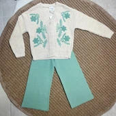 Çiçek Desenli Triko Kız Çocuk Takımı – V Yaka Hırka & Düz Triko Pantolon - 1