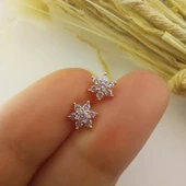 925 Ayar Gümüş Beyaz Taşlı Minimal Lotus Küpe thumbnail 3