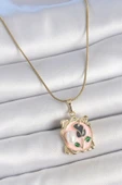 HEYF 316L Çelik Gold Renk Zincir Pembe Mineli Çiçek İşlemli İnci Detay Portre Model Kadın Kolye thumbnail 1