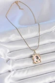 HEYF 316L Çelik Gold Renk Zincir Pembe Mineli Çiçek İşlemli İnci Detay Portre Model Kadın Kolye thumbnail 2