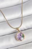 HEYF 316L Çelik Gold Renk Zincir Mor Çiçek İşlemeli Zirkon Taş İnci Detaylı Minimal Portre Model Kadın Kolye thumbnail 1