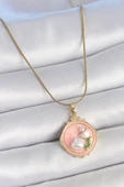 HEYF 316L Çelik Gold Renk Zincir Pembe Mineli İncili Çiçek İşlemeli Portre Model Kadın Kolye thumbnail 1