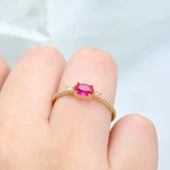 Gümüş Yüzük - Oval Kesim Yakut Taşı Yan Zirkon Taşlı Modern Tasarım 925 Ayar Gümüş Yüzük Tektaş - 3