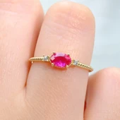 Gümüş Yüzük - Oval Kesim Yakut Taşı Yan Zirkon Taşlı Modern Tasarım 925 Ayar Gümüş Yüzük Tektaş - 2