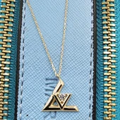 Gümüş Kolye - 0.20 Karat Pırlanta Möntürü (Signity Swarovski) Taşlı V Tasarım 925 Ayar Gümüş Kolye - 8