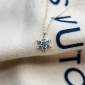 Gümüş Kolye - Ortası Firuze (Turkuaz) Taşlı Çiçek Tasarımlı Nano Has Taşlı 925 Ayar Gümüş Kolye - 1