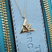 Gümüş Kolye - 0.20 Karat Pırlanta Möntürü (Signity Swarovski) Taşlı V Tasarım 925 Ayar Gümüş Kolye - 7