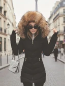 Eldiven Detaylı Siyah Kapüşonlu Orta boy Kürklü Şişme Mont thumbnail 2