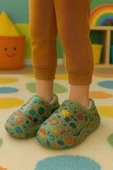 Peluş İçi Yünlü Kışlık Panduf Yeşil Gezegen Desenli Çocuk Ev Terliği thumbnail 1