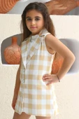 Kız Çocuk Halter Yaka Ekose Baskılı Düğme Detaylı Hardal Şortlu Takım thumbnail 3
