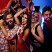 Karanlıkta Parlayan Fosforlu Çift Damak Takma Vampir Dişi thumbnail 5