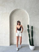 Kemer detaylı gabardin şort krem s25289 thumbnail 6