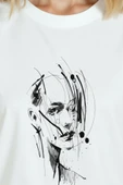 Kadın Beyaz Relaxed Fit %100 Pamuk Tişört – Çizgisel Mürekkep Yüz İllüstrasyonlu thumbnail 7