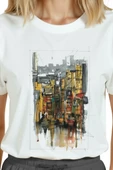 Kadın Beyaz Relaxed Fit %100 Pamuk Tişört – Yağmurlu Şehir Sokağı Suluboya Baskılı thumbnail 8