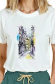 Kadın Beyaz Relaxed Fit %100 Pamuk Tişört – Suluboya Sokak & İnce Mürekkep Mimari Baskılı thumbnail 8